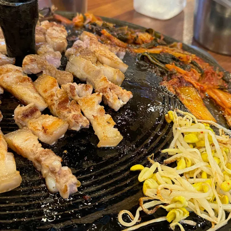 솥뚜껑김치삼겹살 대표 사진