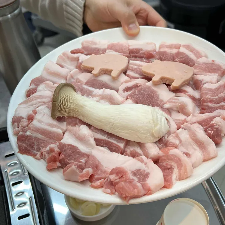 돼지아저씨 대표 사진