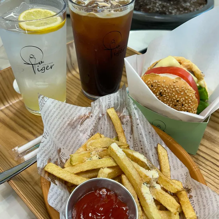 카페 까치와 호랑이 대표 사진