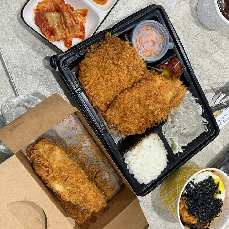 돈까스 튀기는 형 대표 사진
