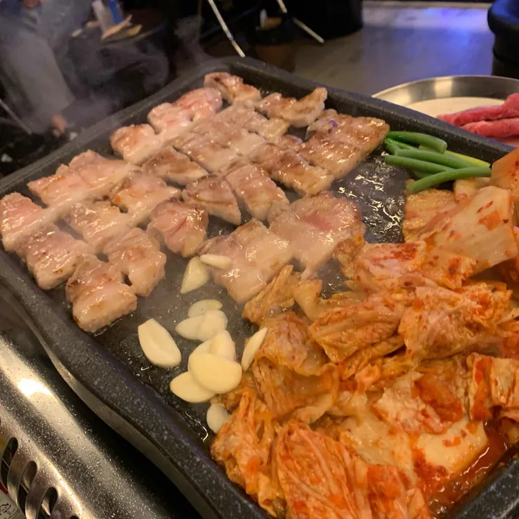 신 서산 생고기 김치삼겹살 전문점 대표 사진