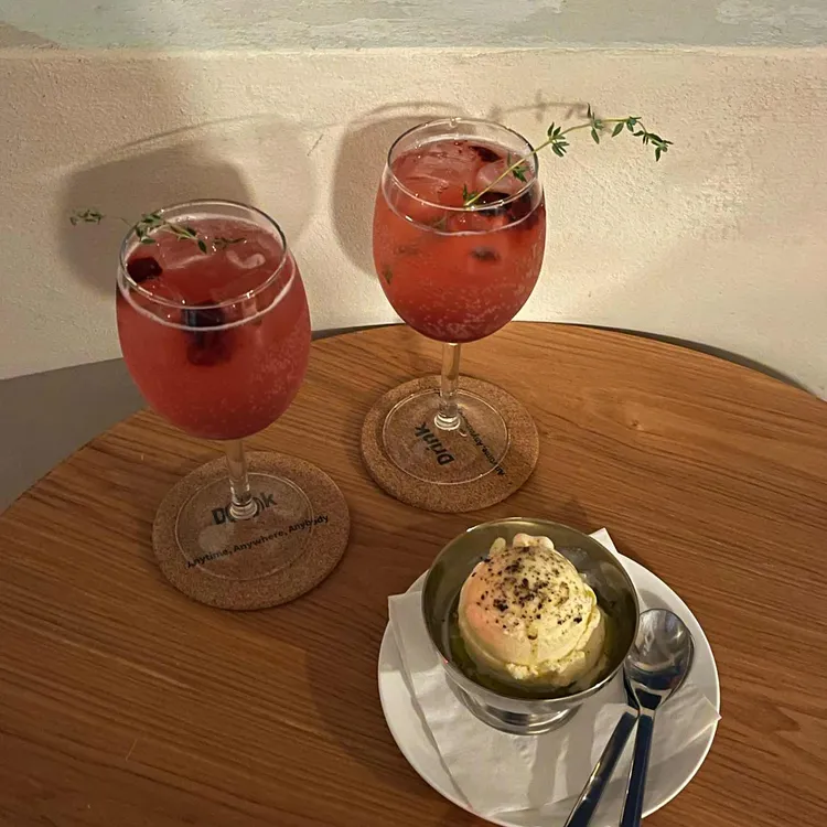 홀리데이 대표 사진