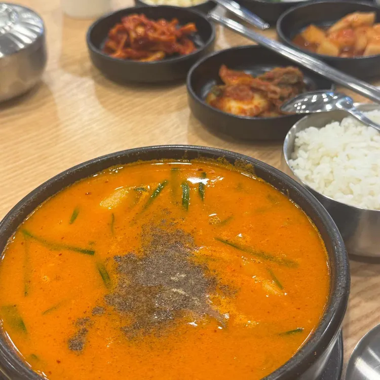욱이 국밥 대표 사진