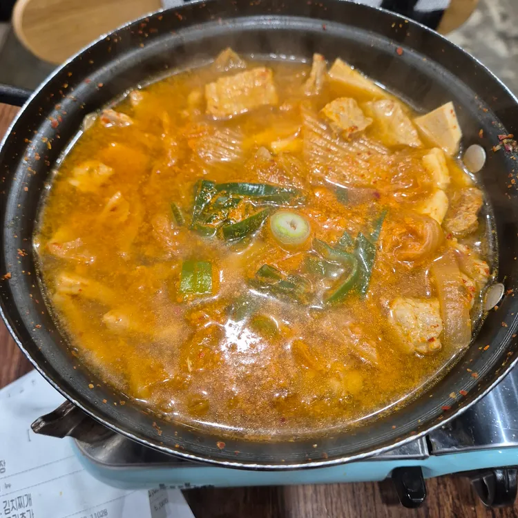 청년밥상문간 식사 장면