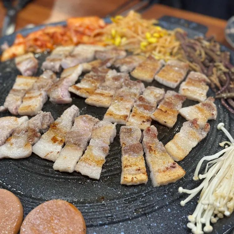 솥뚜껑이층집 대표 사진