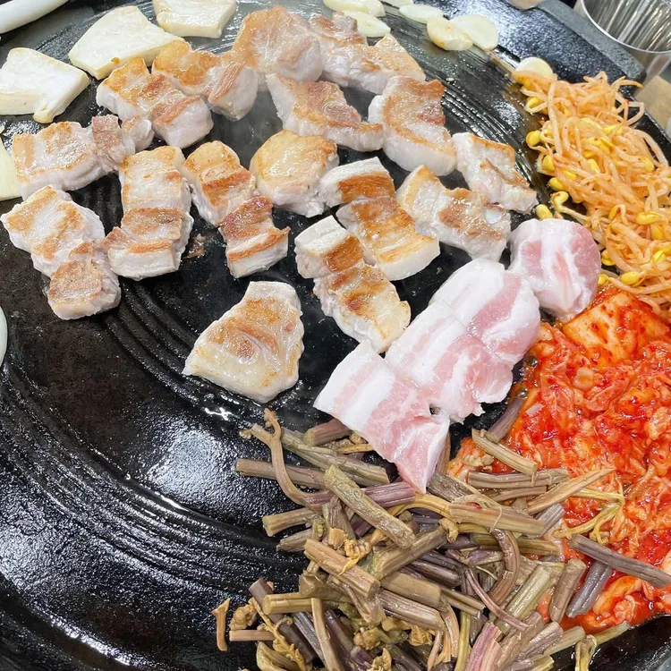 솥뚜껑위에춤추는삼겹살 이미지