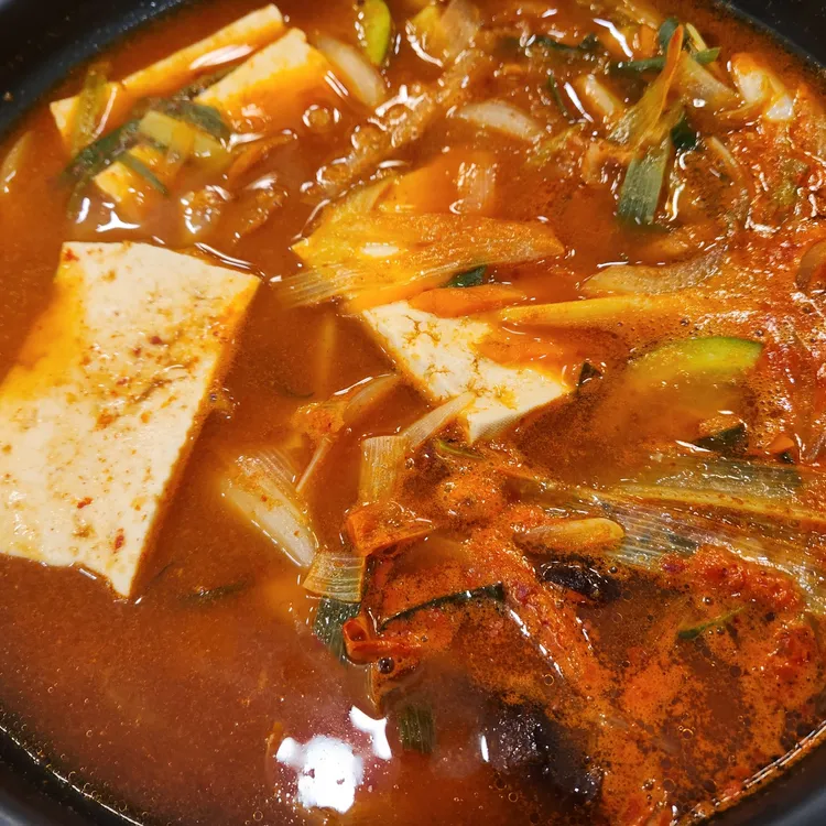 육칼밥 산아래 대표 사진