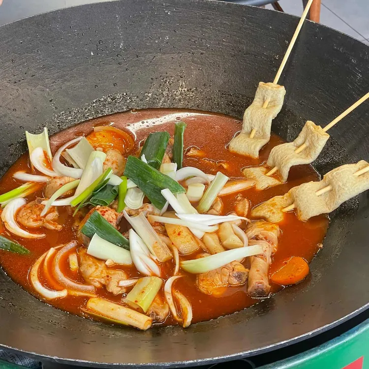 통큰솥뚜껑닭볶음탕&두부생각 대표 사진