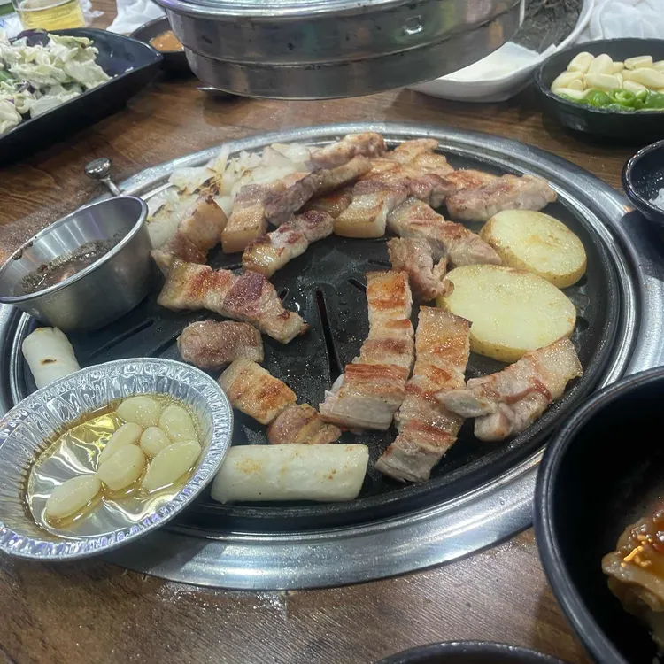 꿀꿀이통돼지 왕소금구이 대표 사진