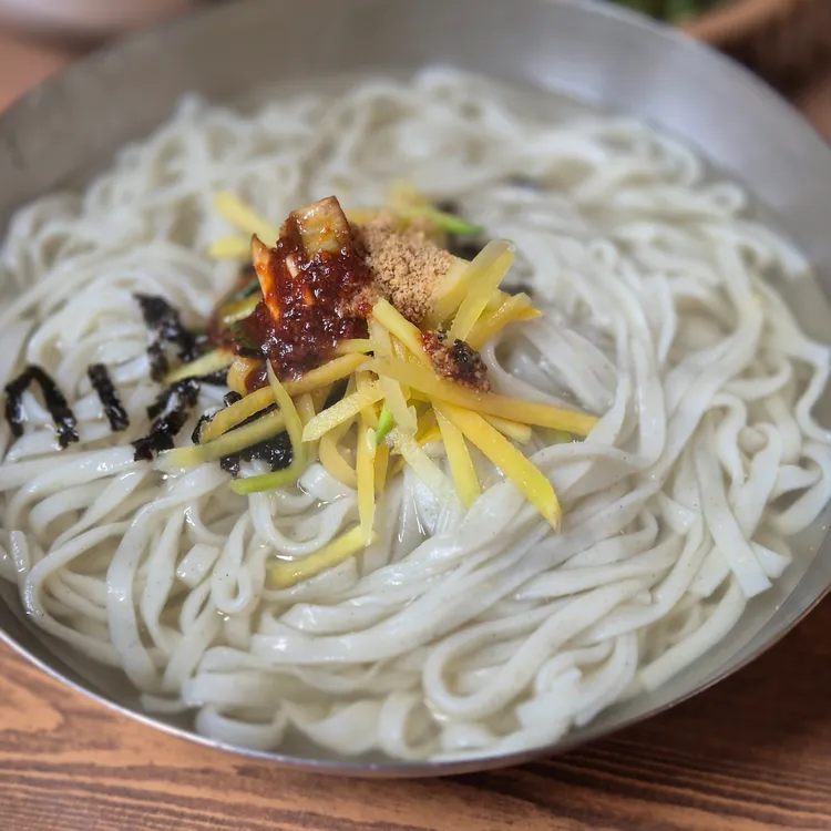 동곡 옛날 검은콩 뽕잎 손칼국수 집 대표 사진