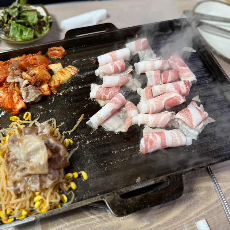 산청꺼먼꿀꿀이 대표 사진