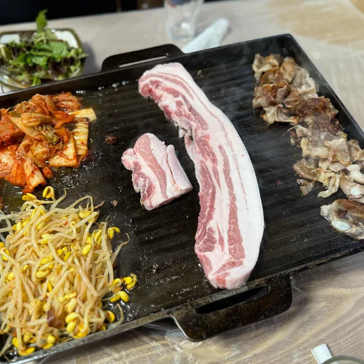 산청꺼먼꿀꿀이 대표 사진