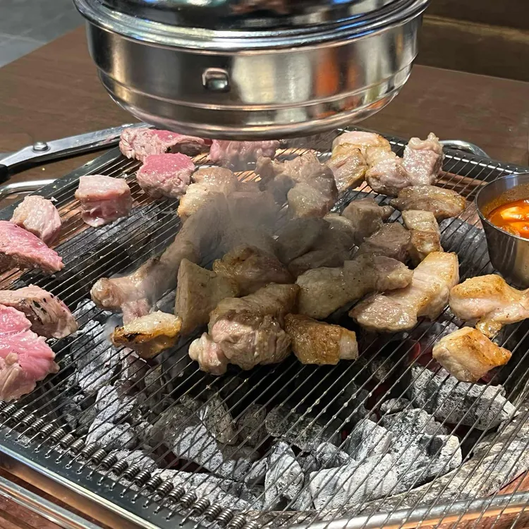 육탐미 대표 사진