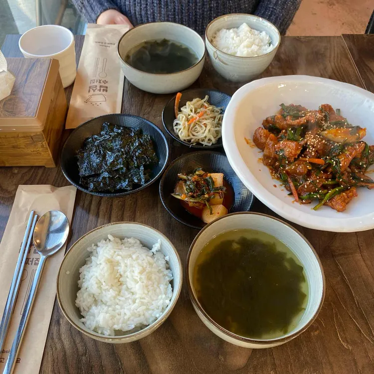 잔잔한 식탁 대표 사진