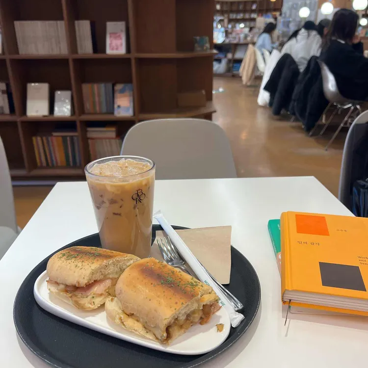 책발전소 대표 사진