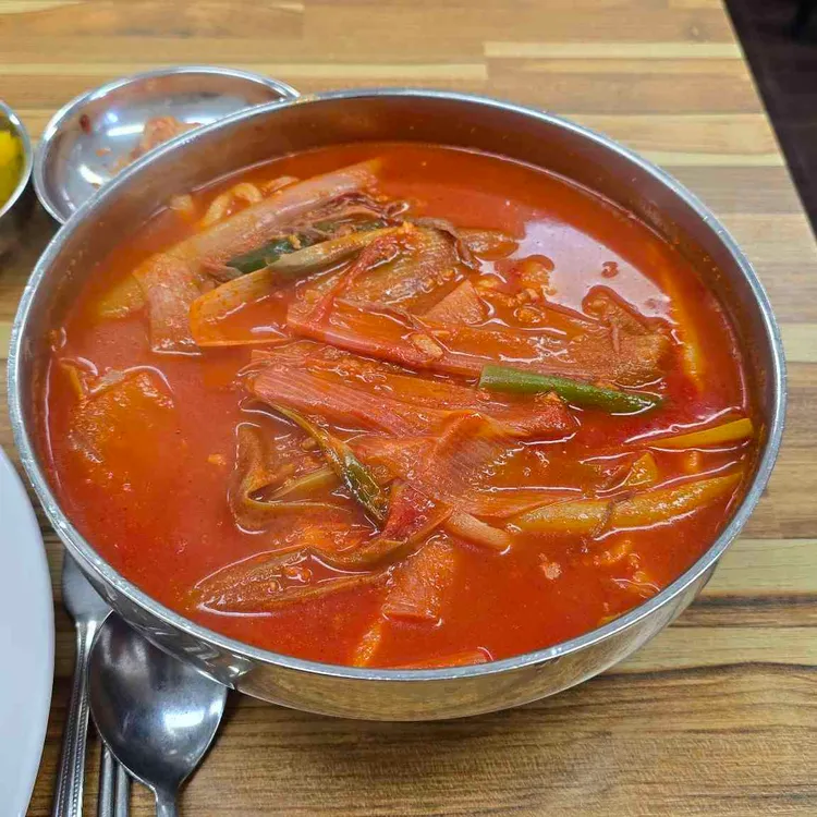 홍두깨자매손칼국수수제돈까스 대표 사진