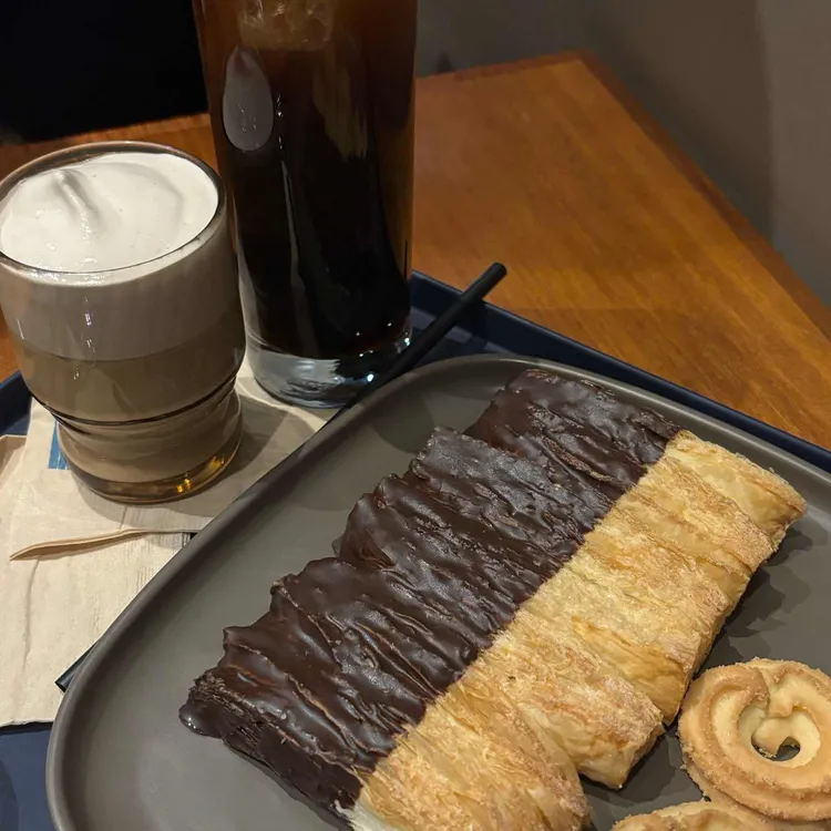 카페 우드진 대표 사진