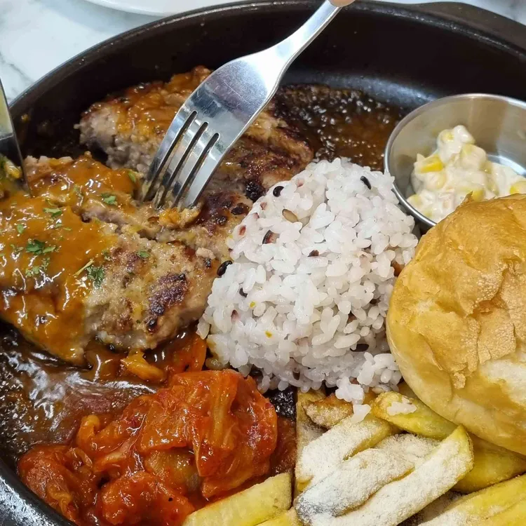 라라코스트 대표 사진