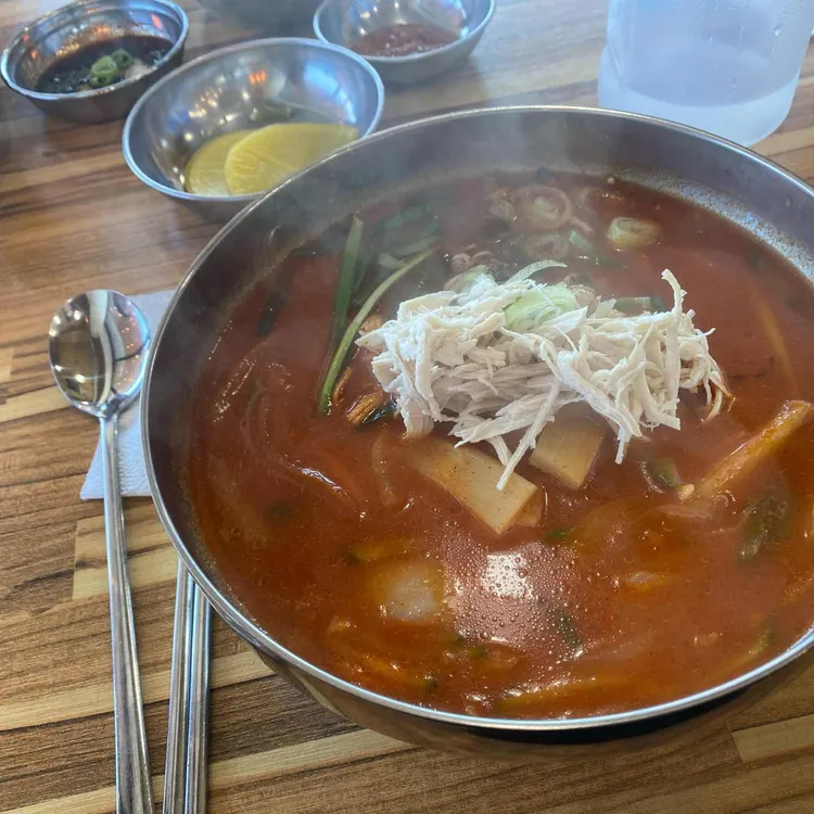 여남닭칼국수 대표 사진