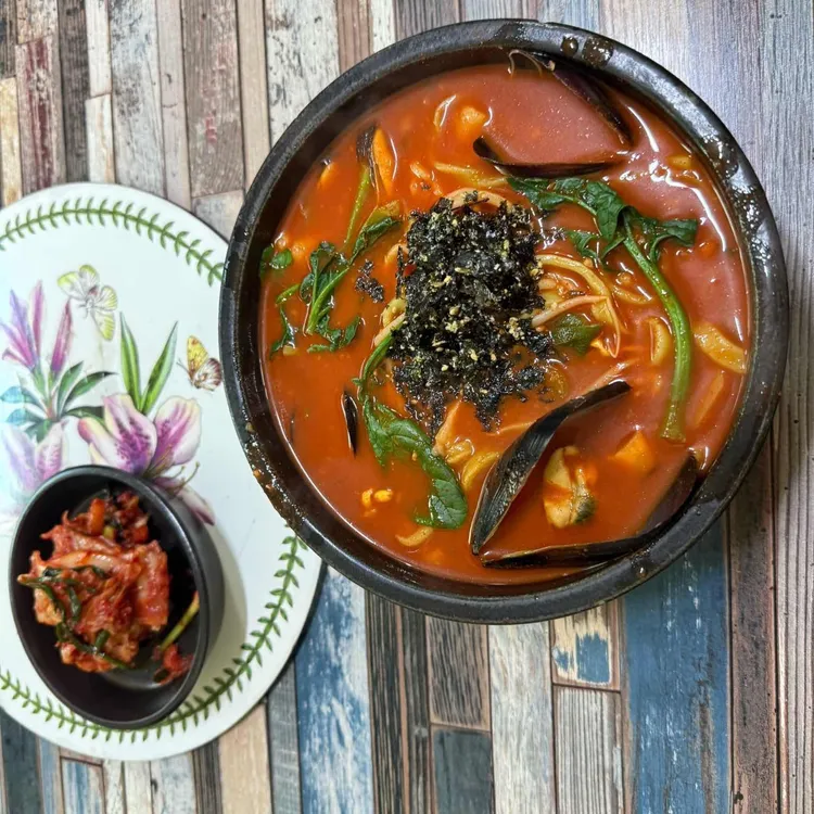 항아리 얼큰칼제비 대표 사진