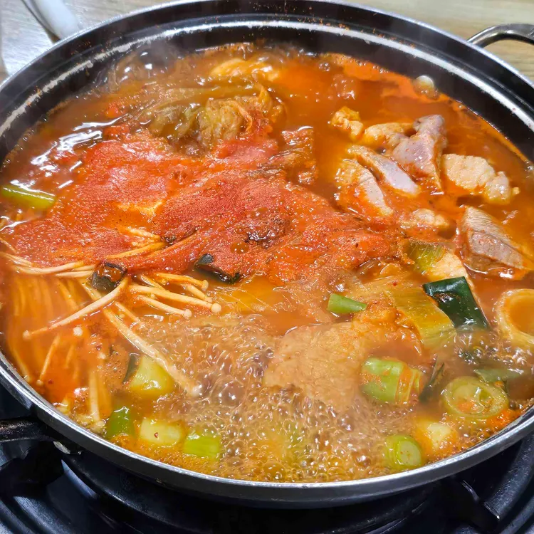 김공이죽여주는쌩고기통김치찌개 대표 사진