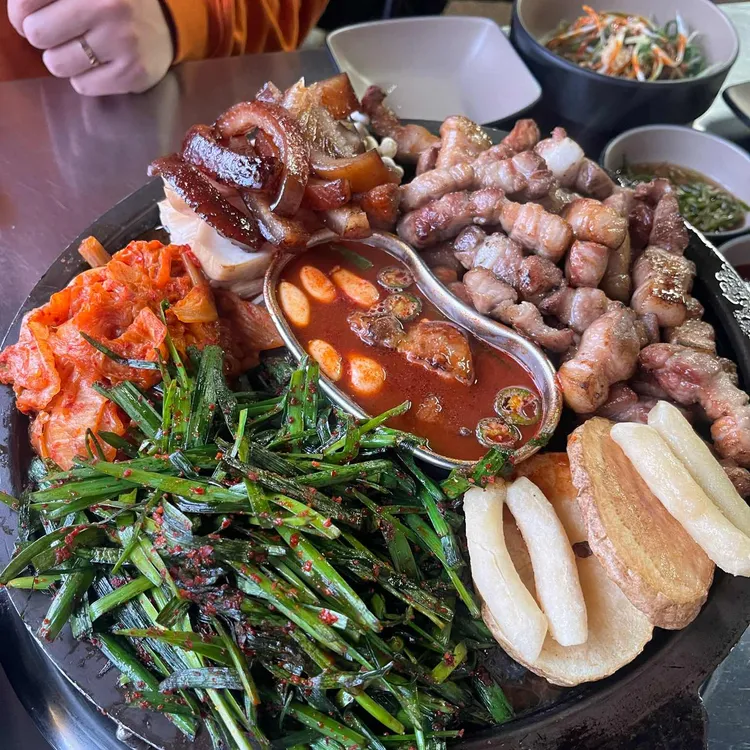 돼봉삼겹살 사진 1