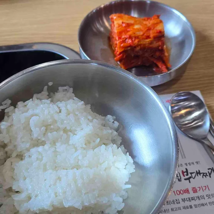 최네집 대표 사진