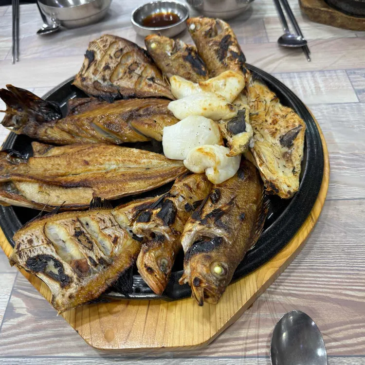 동명항 생선숯불구이 대표 사진