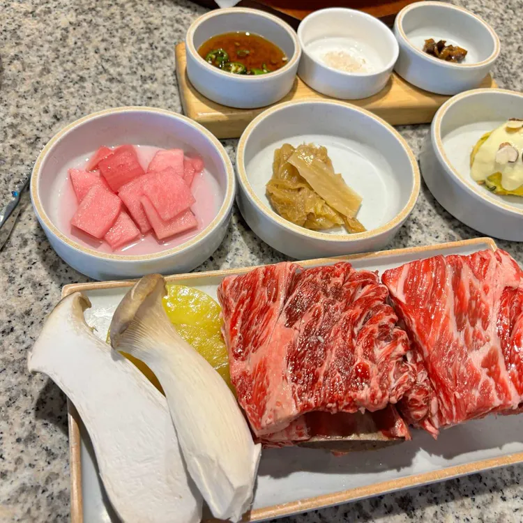 우진각 대표 사진