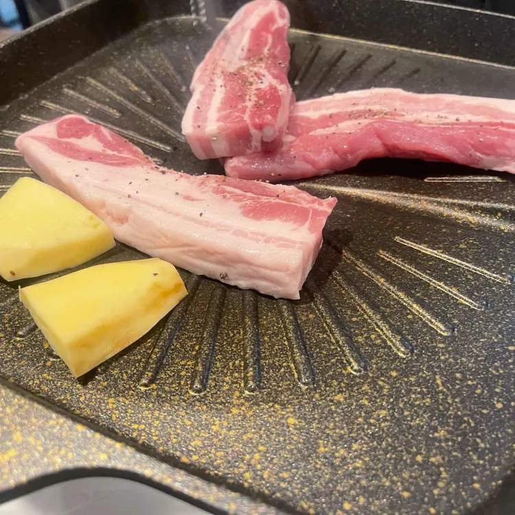 풀뜯는돼지 대표 사진