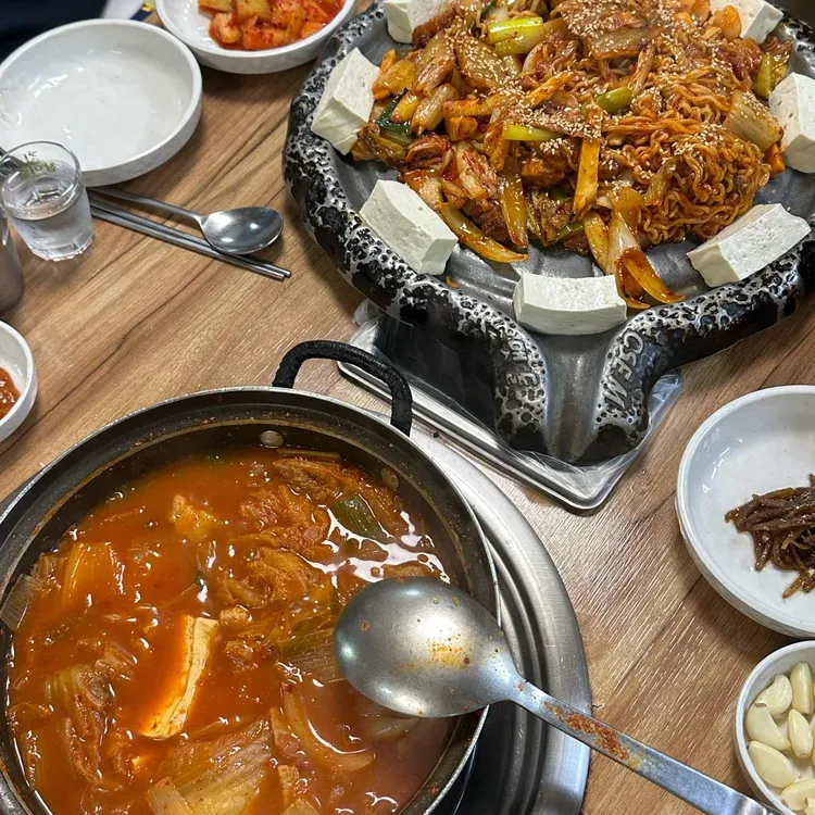 통돼지 두루치기 & 김치찌개 전문점 대표 사진