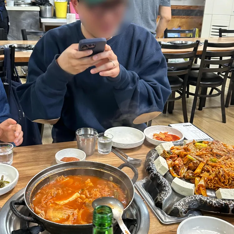 통돼지 두루치기 & 김치찌개 전문점 대표 사진
