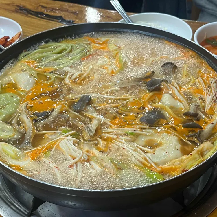 황해도김치만두전골 대표 사진