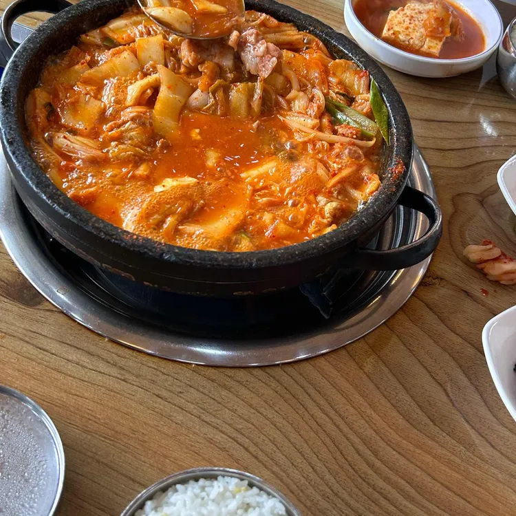 묵은지돌김치전골 대표 사진
