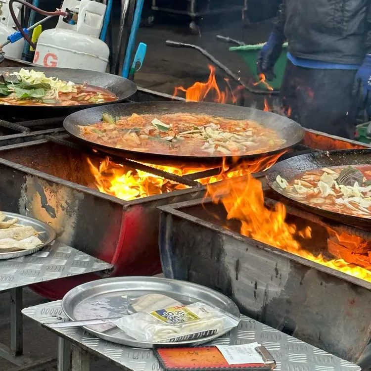 흥부네솥뚜껑닭볶음탕 대표 사진