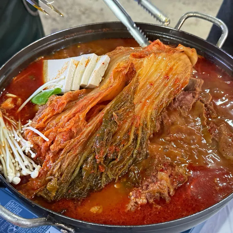 푸짐한 김치 감자탕 대표 사진