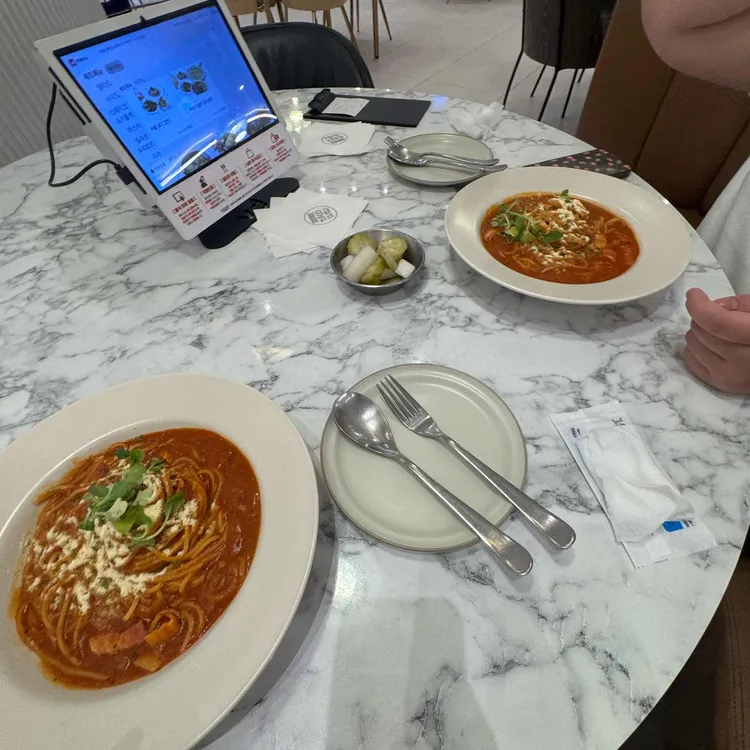 라라코스트 대표 사진