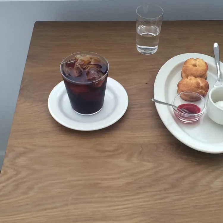 흰 산책 대표 사진