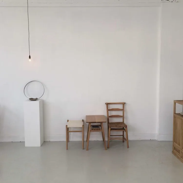 흰 산책 대표 사진