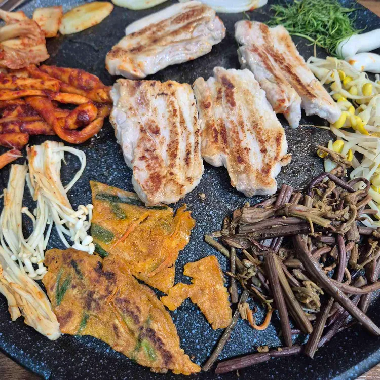 더덕솥뚜껑삼겹살 사진 1