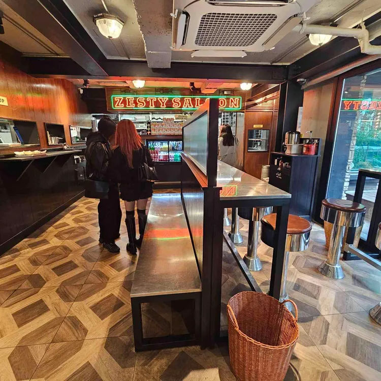 제스티 살룬 사진