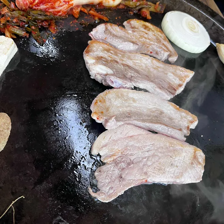 왕뚜껑생삼겹살 대표 사진