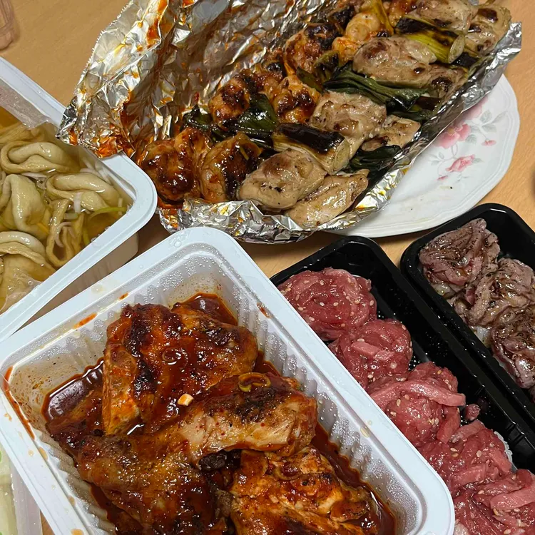 육회한날 연어 어때 대표 사진
