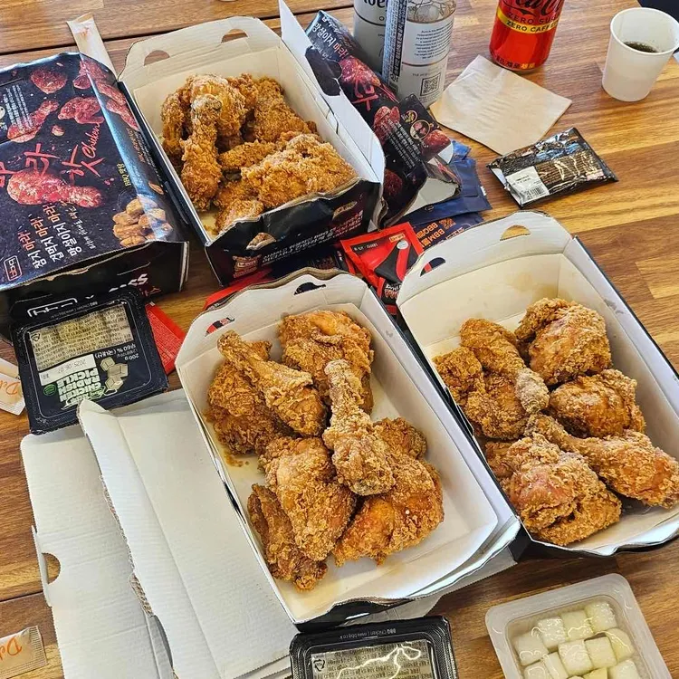 BBQ치킨 빌리지 사진 1