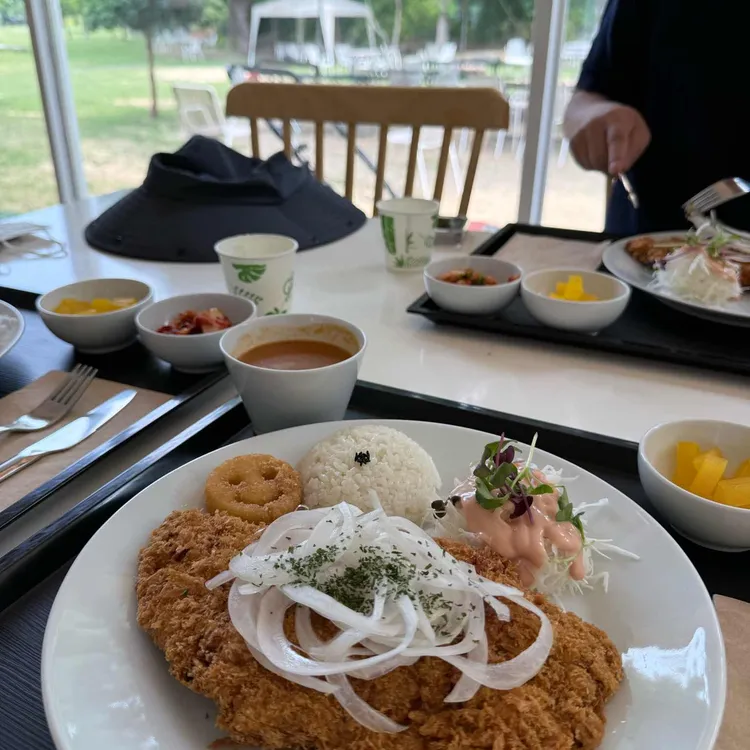 카페 뒤뜰 대표 사진