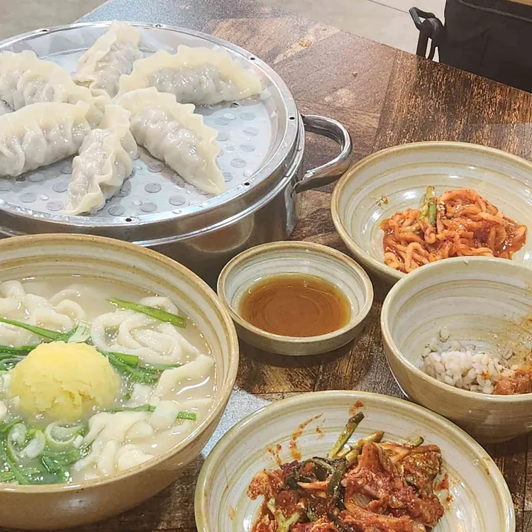이유간 백년칼국수 대표 사진