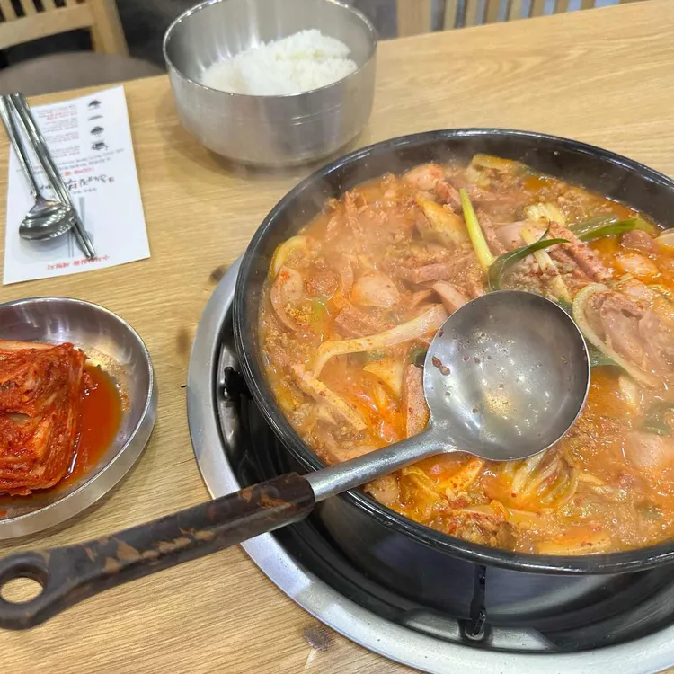 최네집 대표 사진