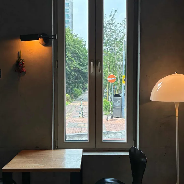 레디쉬브라운 대표 사진