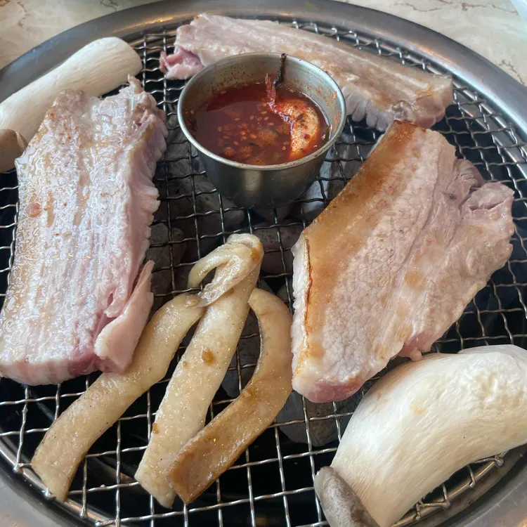 늘봄흑돼지 사진 2