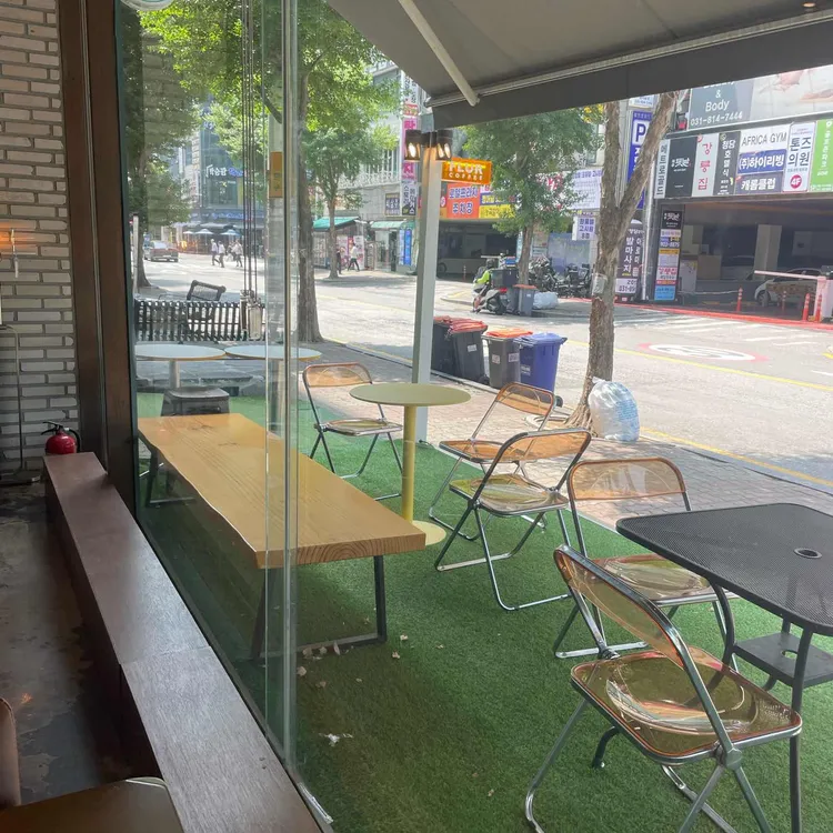 플러 커피 대표 사진